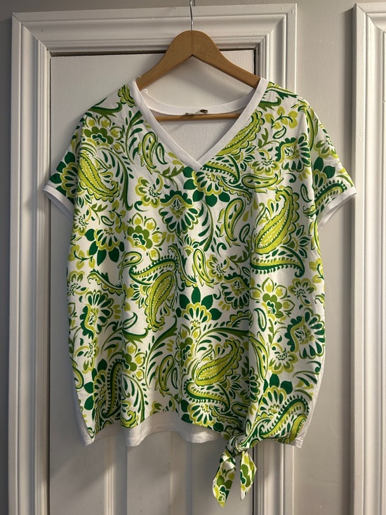LAURA PLUS Tops - LAURA PLUS V-Neck Short Sleeve Tie-Hem Tee in Green & White
